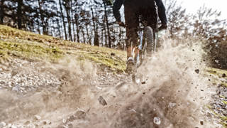 Mountainbikefiets rijdt door de modder
